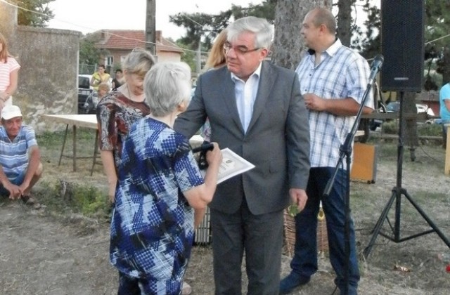 Кметът на Плевен връчи почетен знак на заслужили жители на село Брестовец