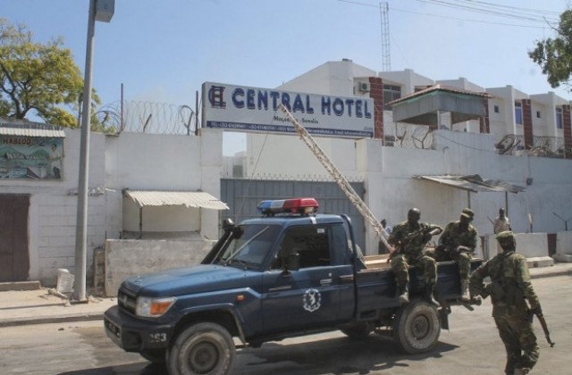Най-малко 13 души загинаха в бомбен атентат в Могадишу