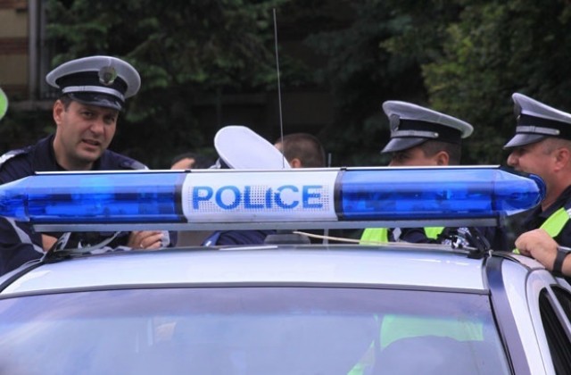 Полицаите с лепенки и номер на униформите