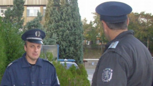 Полицаите с лепенки и номер на униформите