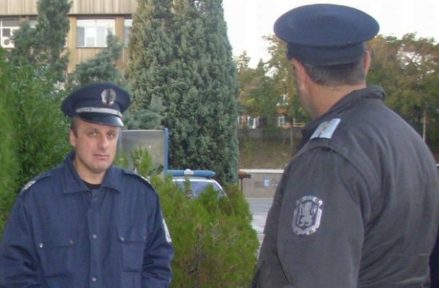 Полицаите с лепенки и номер на униформите