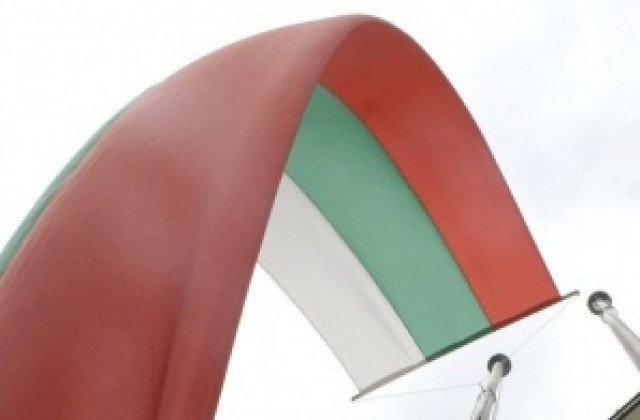 Подменят знамената на източния и западен вход-изход на Велико Търново