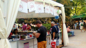 Наймащабното книжно изложение на открито акостира във Варна