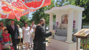 Осветиха новата чешма в храм Св Трисветители изградена с дарения