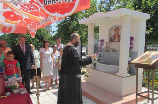 Осветиха новата чешма в храм Св. Трисветители, изградена с дарения на горнооряховчани