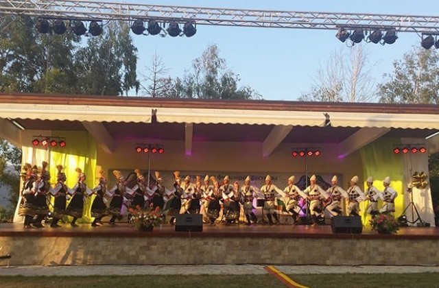 Ансамбъл „Мездра - първи на „Златен прах 2015 Челопеч