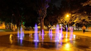 Вижте новия фонтан в градинката зад театъра СНИМКИ и ВИДЕО