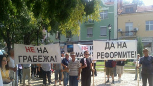 Стотина протестираха срещу увеличението на тока за бизнеса СНИМКИ