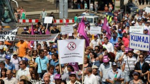 Граждани в цялата страна излязоха на протести заради цените на