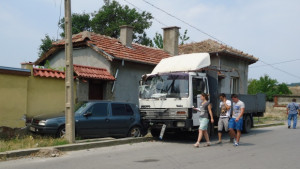 Камион помете асми елстълбове и два автомобила в с Осмар