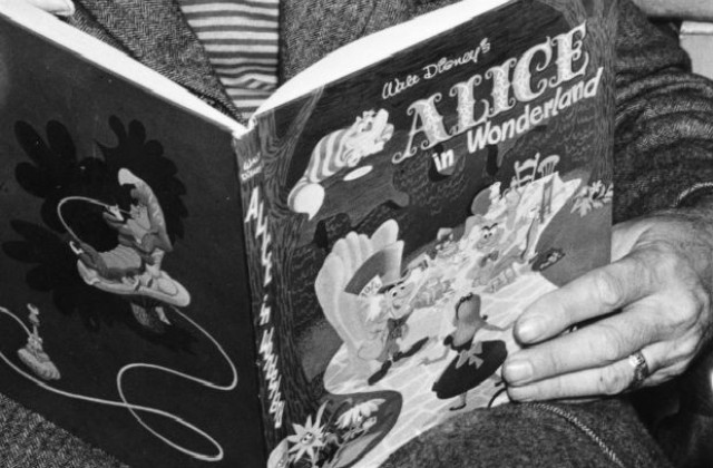 2 август: Луис Карол публикува книгата си „Алиса в страната на чудесата”