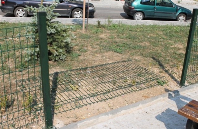 Герои смъкнаха оградата и начупиха пейките на нова детска площадка в Шести участък