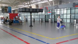 Цветни пътеки пазят пътниците на ЛетищеСофия от копърки