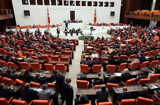 Турски вицепремиер: Жените в парламента да мълчат