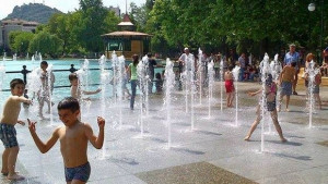 Пловдивчани колабират в жегата по спирки и улици