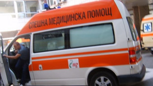 Семейство пострада в преобърнала се кола