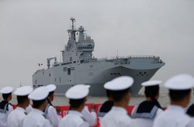 Париж и Москва договориха обезщетение за корабите Мистрал