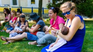 Голямото кърмене събра 19 майки в двора на Карин дом