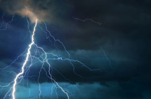 Гръмотевична буря над Велико Търново, прекратиха оперния спектакъл на Царевец