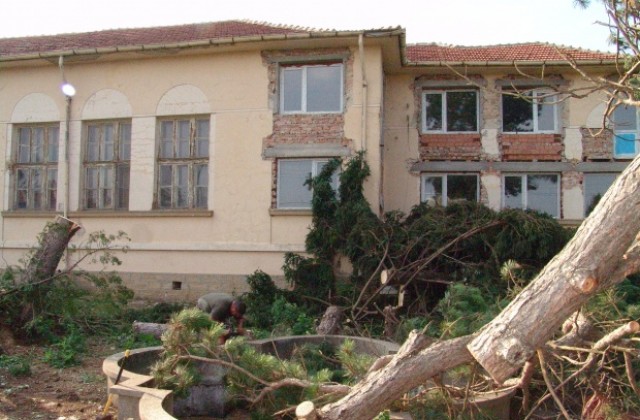 Проф. Пенчо Пенчев се запозна с щетите от градушката в Драгомирово