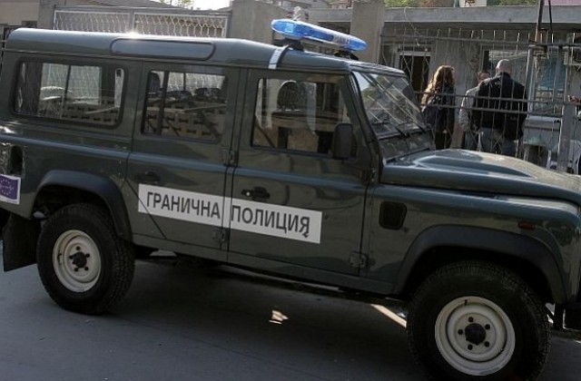 Заловиха  каналджии и нелегални имигранти на границата