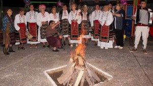 В Балканци празнуваха Илинденска седянка и прескачаха огън СНИМКИ
