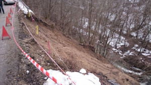 Напредват ремонтновъзстановителните дейности по свлачището до с Мийковци