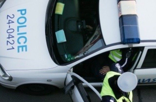 Кола се обърна по таван край Горна Росица, шофьор и пътник се разминаха с травми