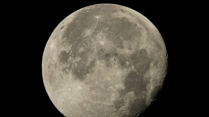 НАСА засне МКС на фона на синята Луна СНИМКИ