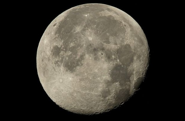 НАСА засне МКС на фона на синята Луна (СНИМКИ)