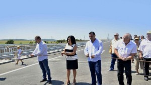 Премиер и министри прерязаха лентата на найголемия пътен възел у