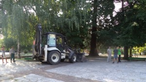 Започна ремонта на площадите и читалищата в Кочериново и Пороминово