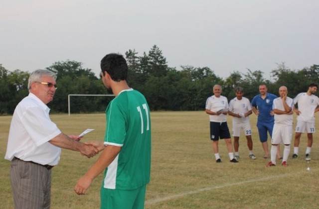 Кметът на Плевен връчи купата на футболния турнир „Коиловци`2015