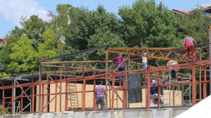 Събарят незаконен обект на плажа в Балчик