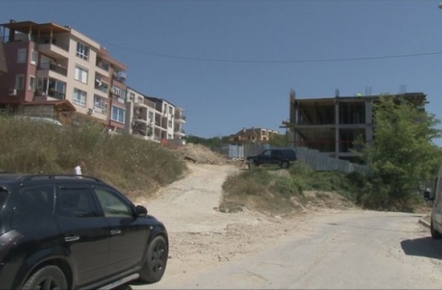 Улица във Варна пропадна, стотици хора се прибират по домовете си по дървена стълба