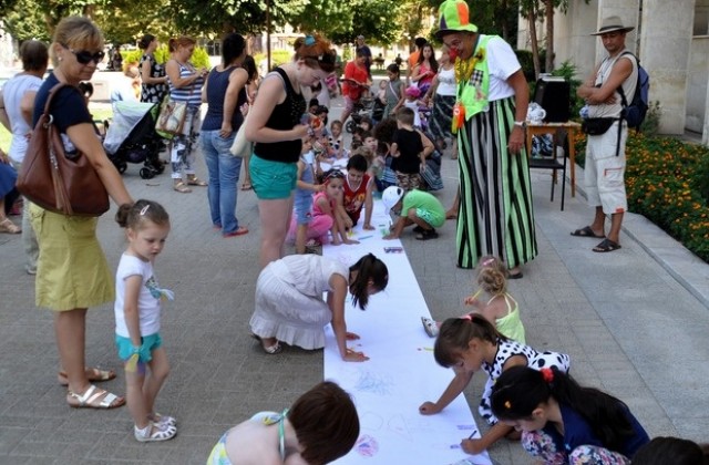 Деца от Хасково си нарисуваха море пред библиотеката