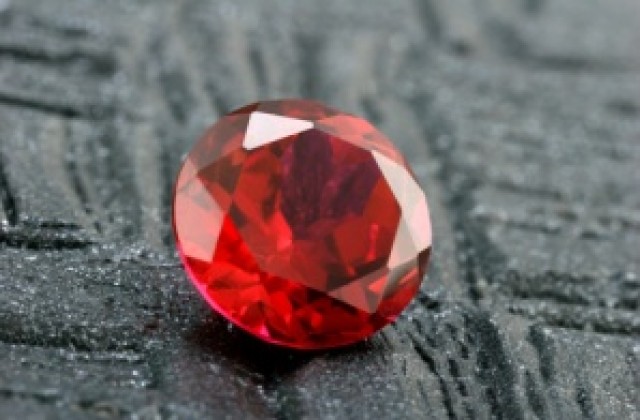 Рубини, сапфири и диаманти продават данъчните