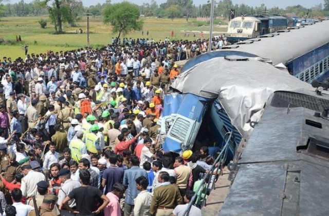 Над 30 души загинаха при дерайлиране на два влака в Индия