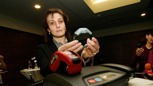 Електронни гривни следят дали осъдени стоят в домовете си