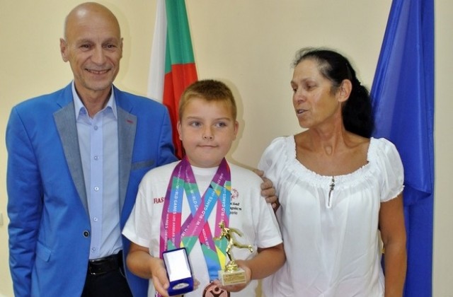 Хасково посрещна 11-годишния медалист от световните игри на Спешъл Олимпикс