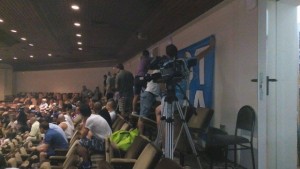 Фенове на Спартак влязоха в зала Пленарна заседанието на местния