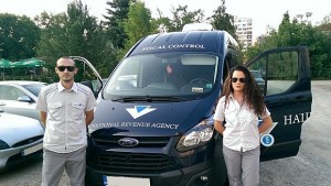 Данъчните правят проверки в униформи