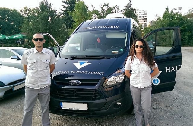 Данъчните правят проверки в униформи