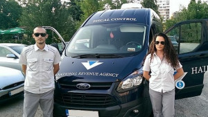 Данъчните проверяват вече търговски обекти с униформи