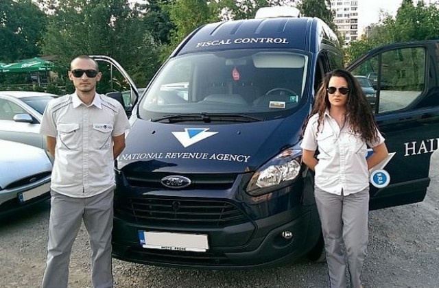 Данъчните проверяват вече търговски обекти с униформи