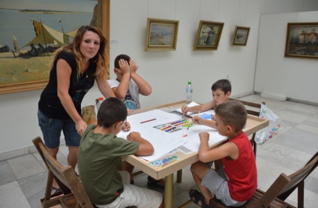 Продължават заниманията за деца в галерията