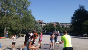 С водна битка търновски младежи се разхладиха в жегата