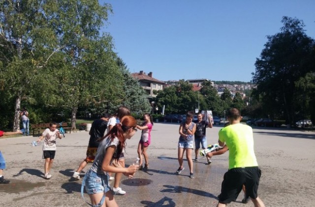 С водна битка търновски младежи се разхладиха в жегата