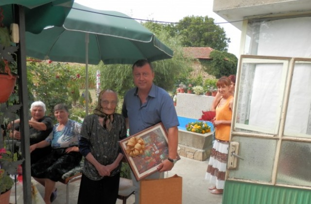 Кметът на Павликени поздрави 100-годишна жена в Долна Липница