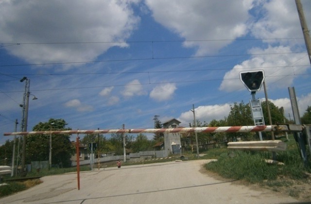 Микробус се удари във влак на прелез преди жп спирка Летница